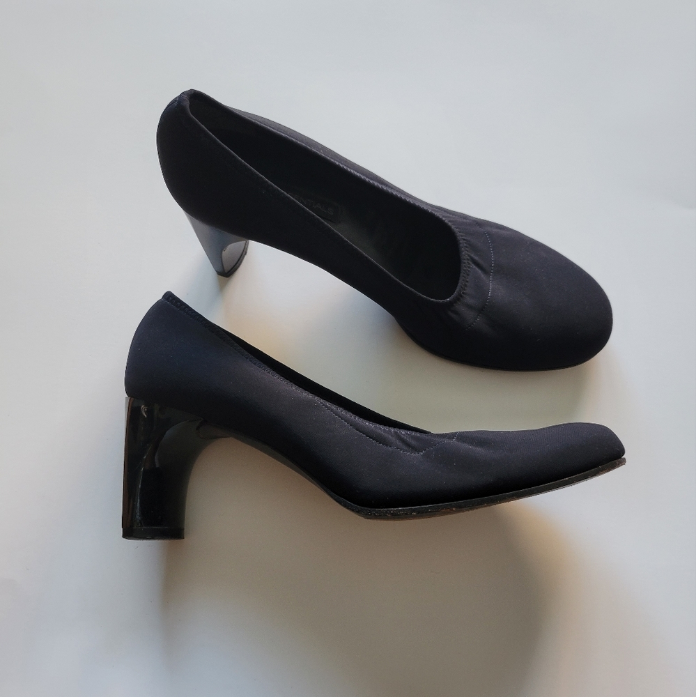 DKNY DARK NAVY BLUE ROUNDED TOE HEELS W/ BLACK BLOCK HEEL